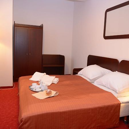 Hotel Pod Dębami Terespol Buitenkant foto
