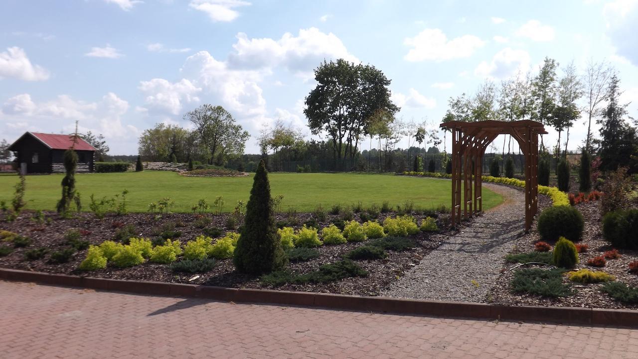 Hotel Pod Dębami Terespol Buitenkant foto