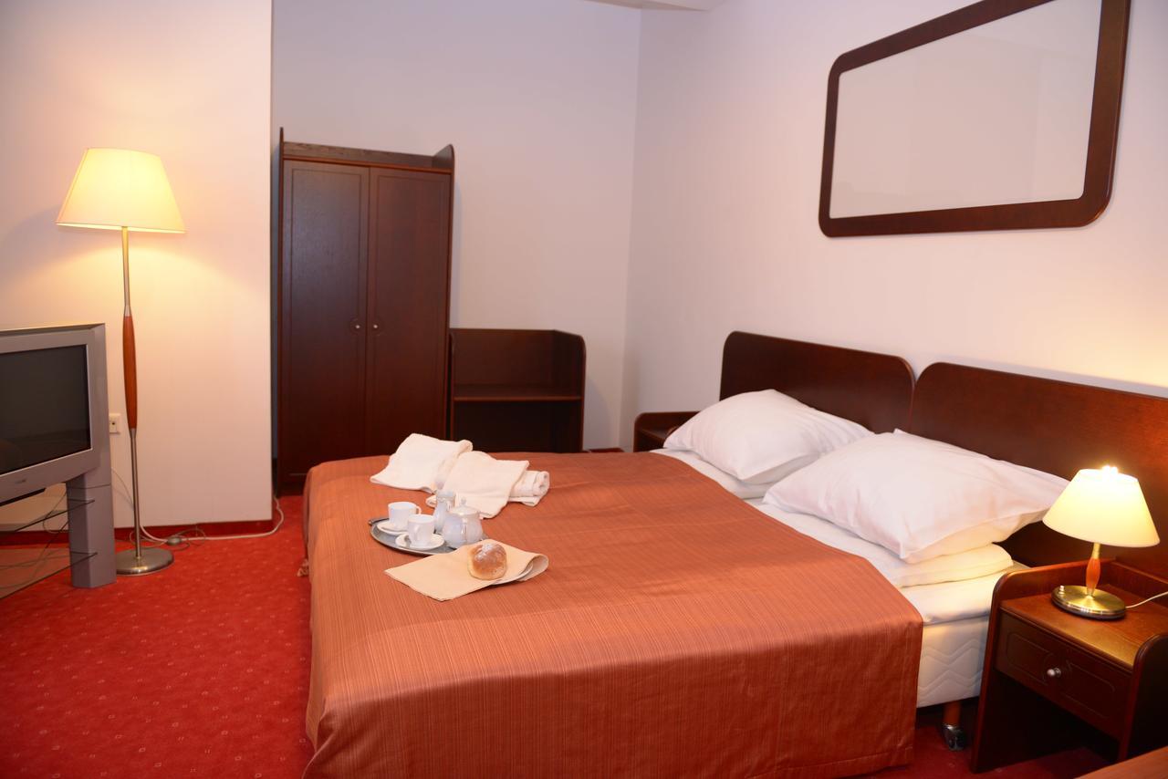 Hotel Pod Dębami Terespol Buitenkant foto