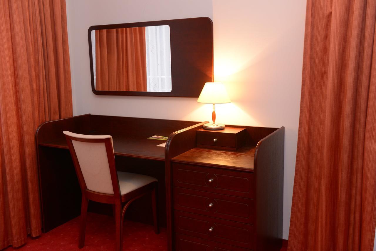 Hotel Pod Dębami Terespol Buitenkant foto