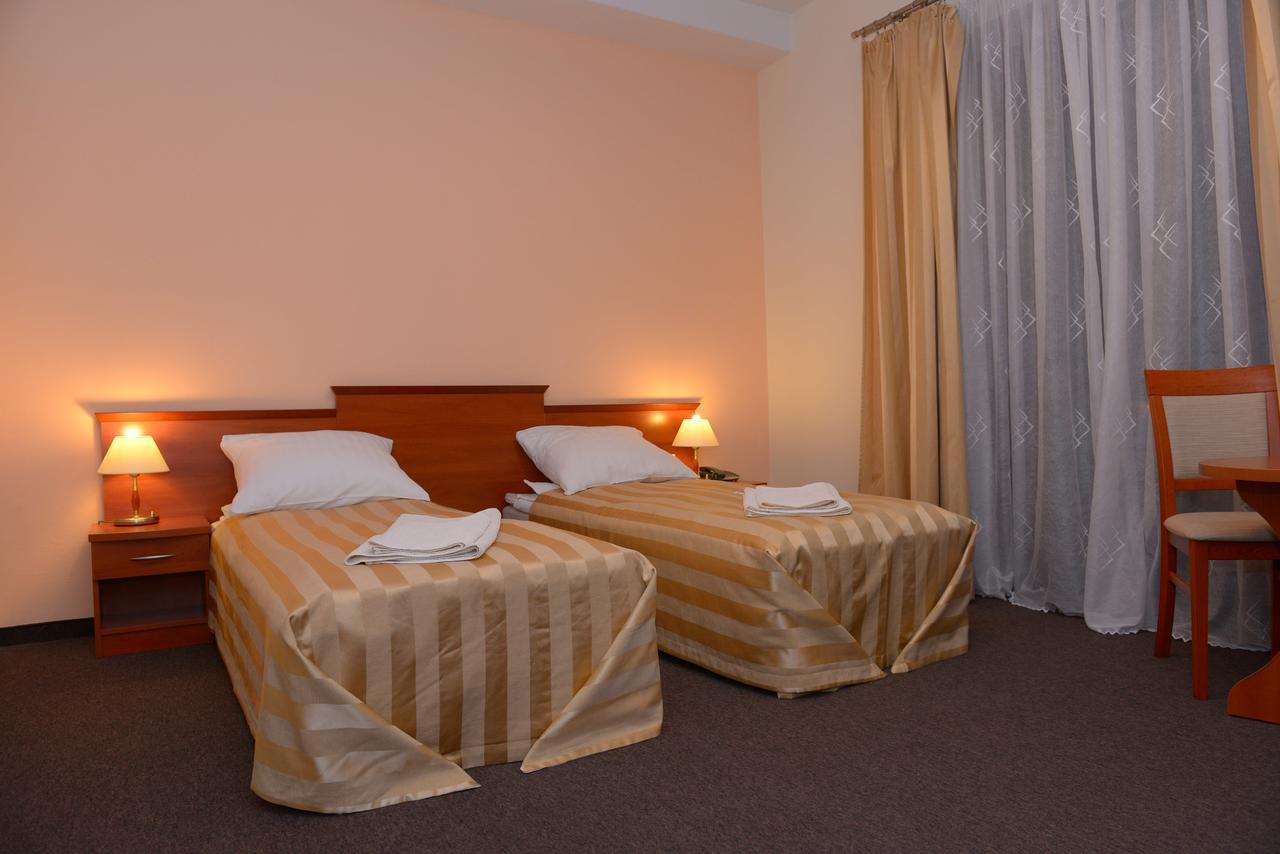 Hotel Pod Dębami Terespol Buitenkant foto
