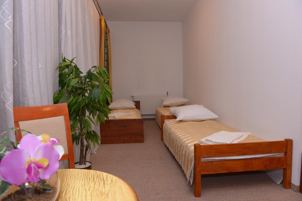 Hotel Pod Dębami Terespol Buitenkant foto