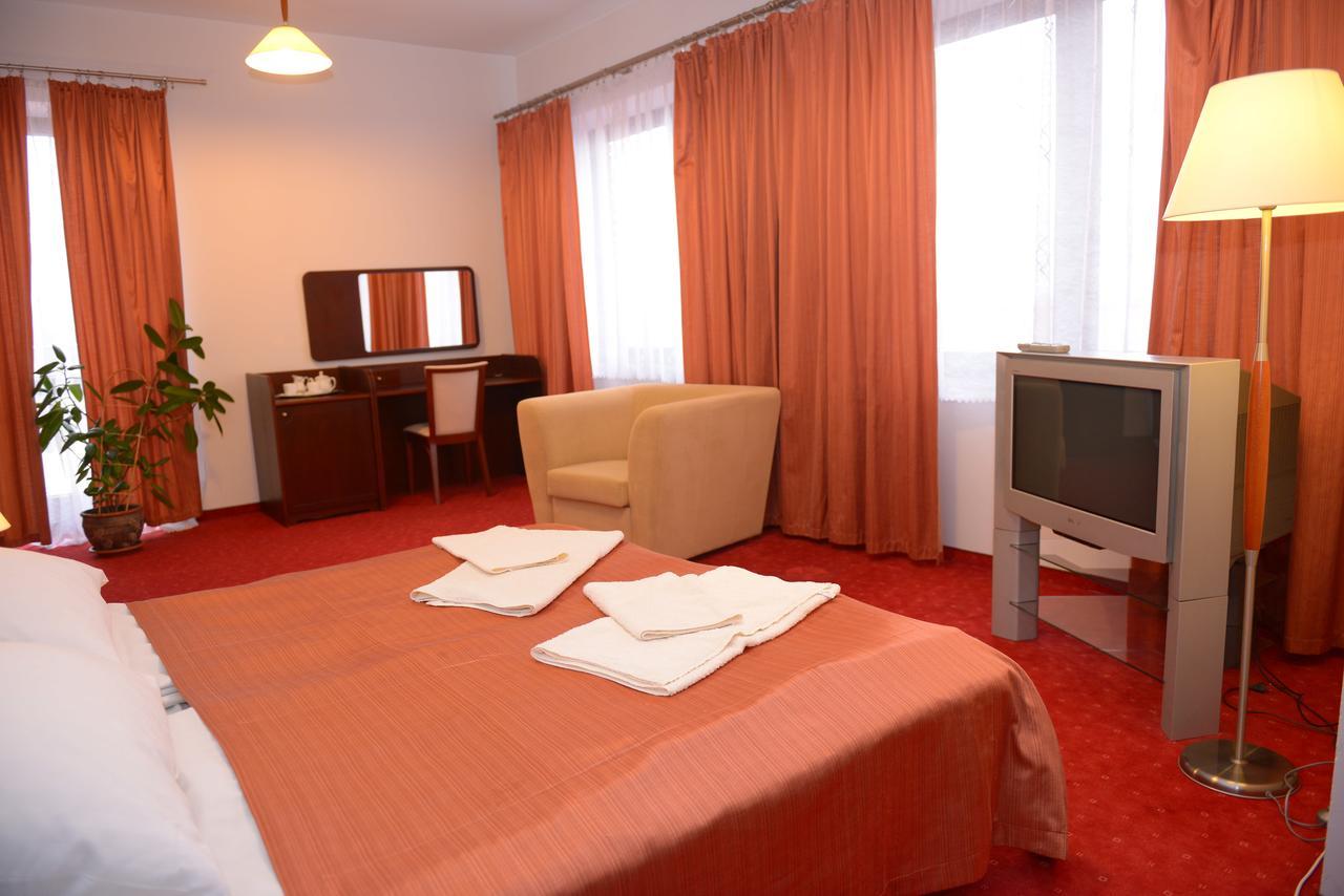 Hotel Pod Dębami Terespol Buitenkant foto