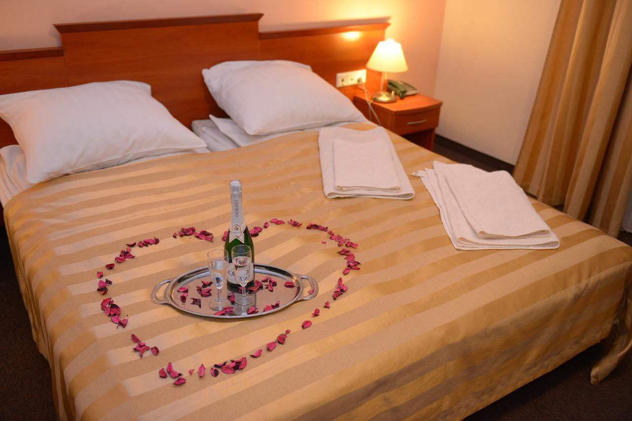 Hotel Pod Dębami Terespol Buitenkant foto