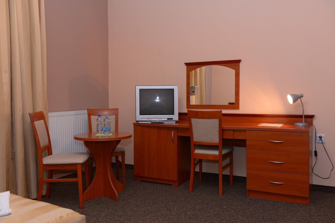 Hotel Pod Dębami Terespol Buitenkant foto