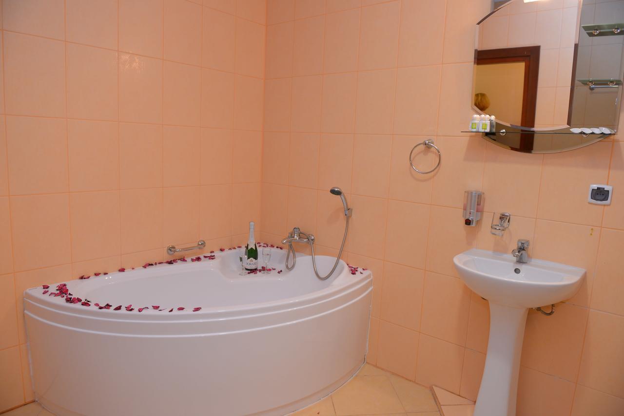 Hotel Pod Dębami Terespol Buitenkant foto