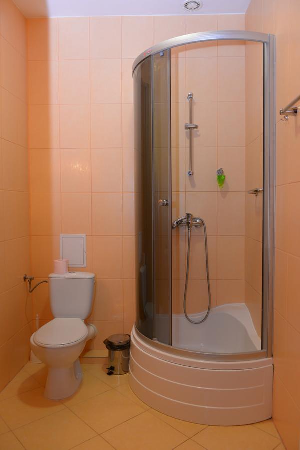 Hotel Pod Dębami Terespol Buitenkant foto